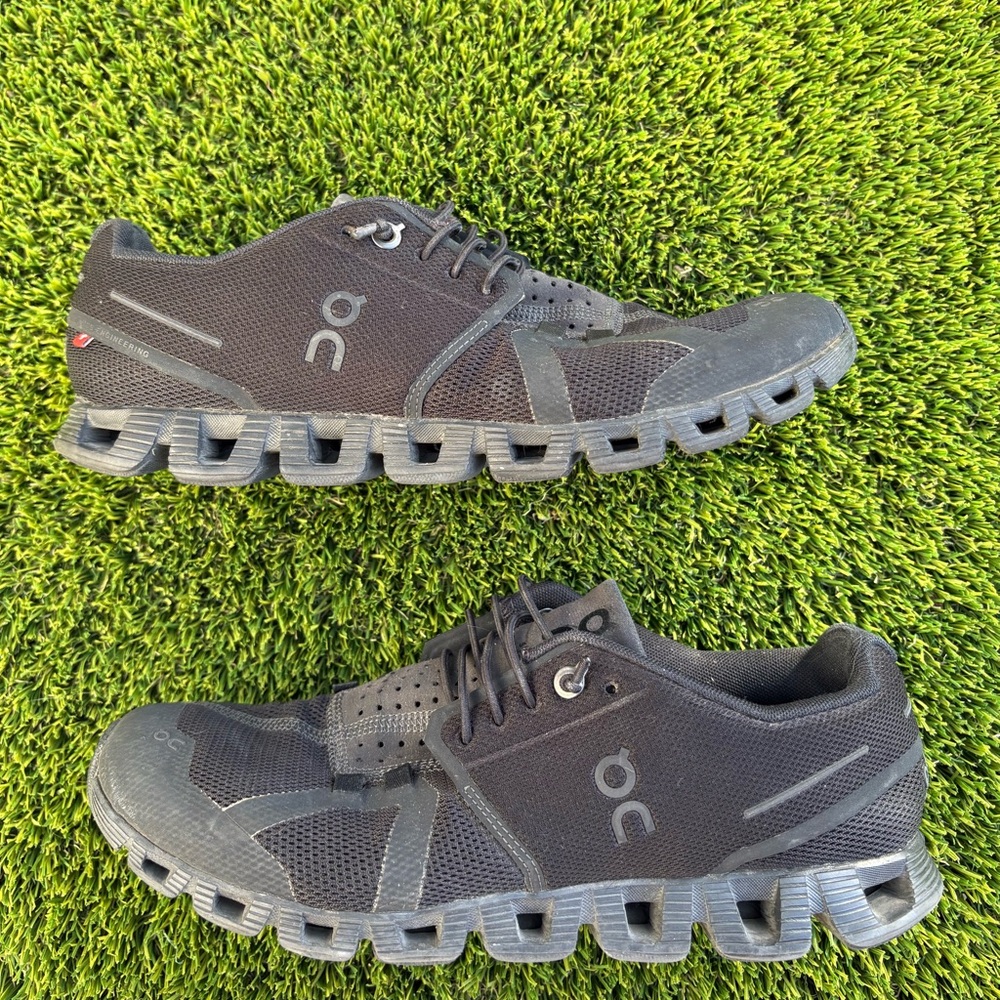 On Cloud 6 women’s 8.5  Charcoal Sneakers